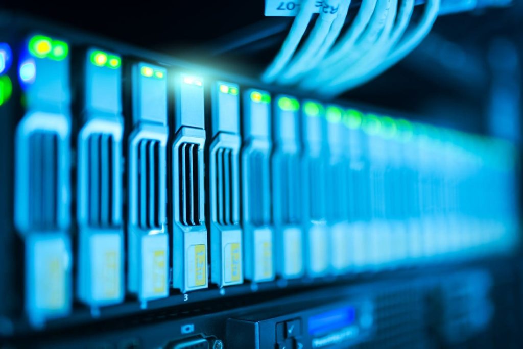 zoom sur un datacenter avec une lumière bleue importants dans le numérique responsable en entreprise