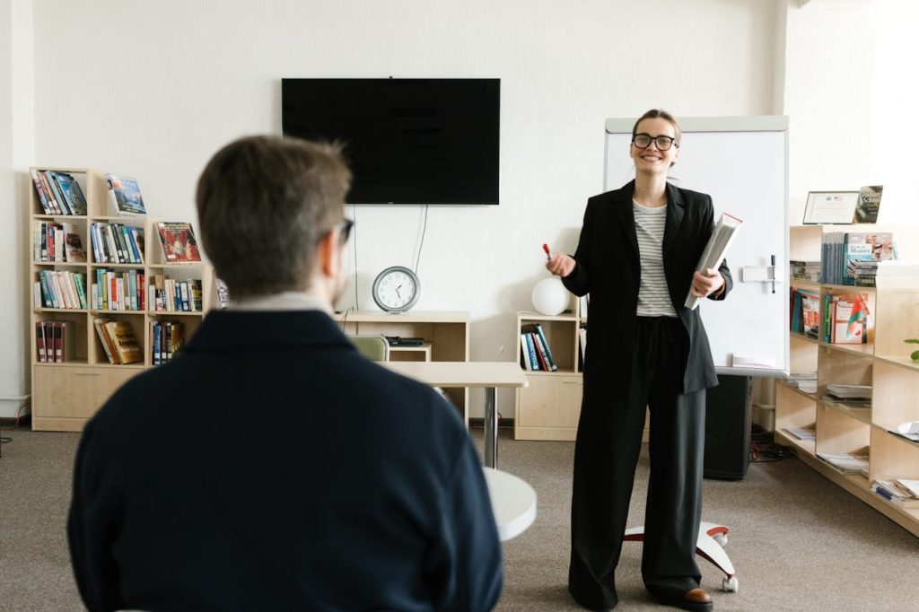 Formatrice animant une session sur le label Numérique Responsable dans un espace de formation professionnelle