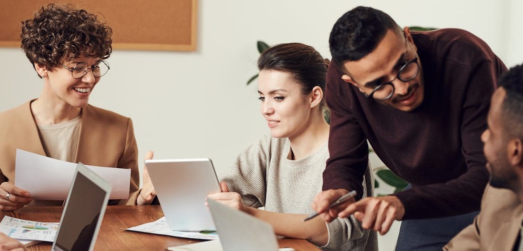 système de management intégré : une équipe de travailleurs collaborent autour de leur ordinateurs