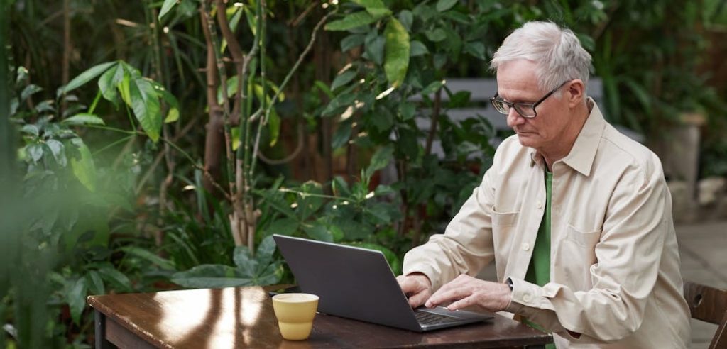 système de management environnemental, un homme travail sur une table derrière un bureau