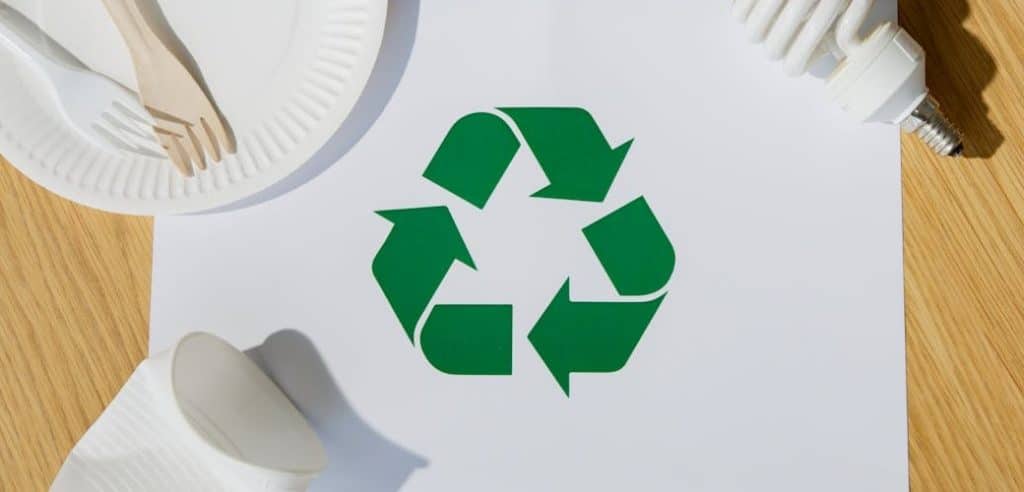 economie circulaire : logo à trois branche développement durable vert sur fond blanc