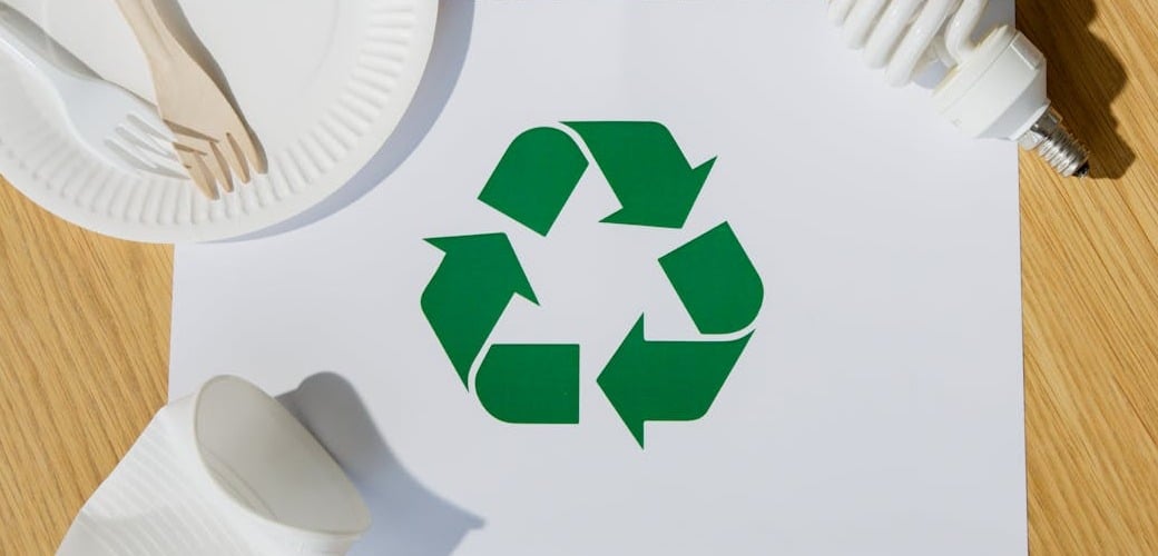 economie circulaire : logo à trois branche développement durable vert sur fond blanc