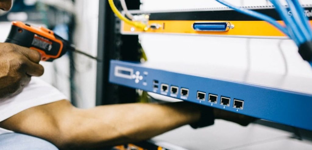 chaleur fatale data center : une main répare des circuites électroniques