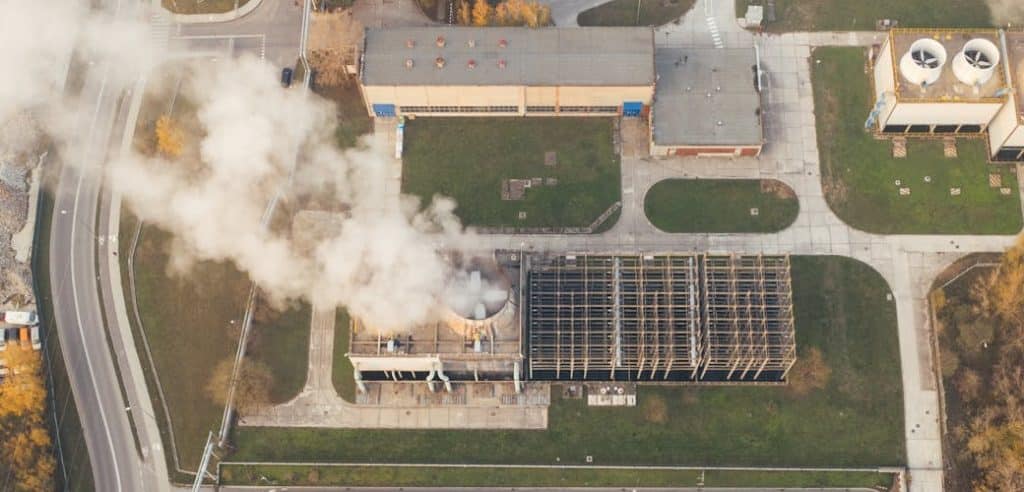 openlca et ecoinvent : image d'une usine émettant de la fumée blanche
