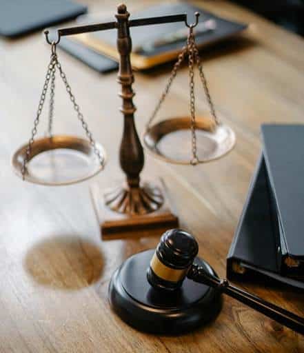 bilan ges : image d'un marteau et d'une balance 