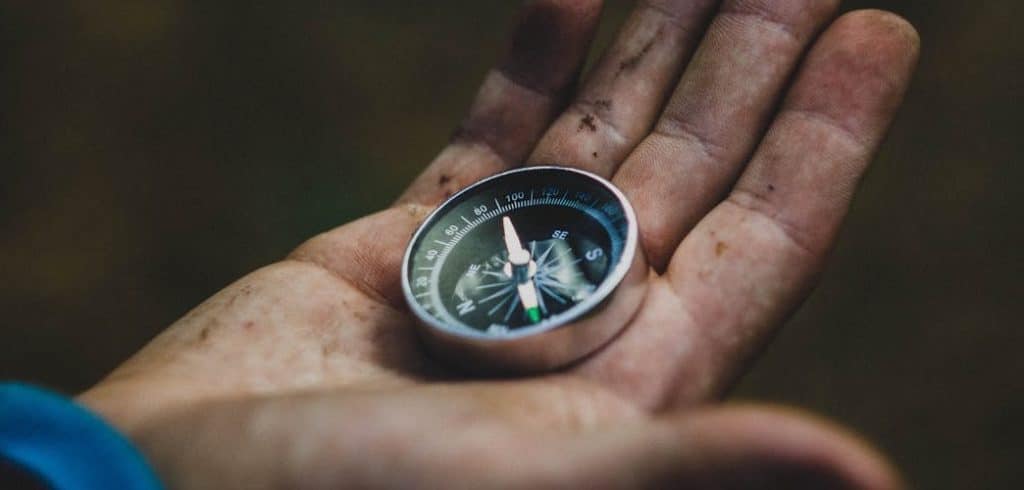 entreprise à mission : boussole dans une main