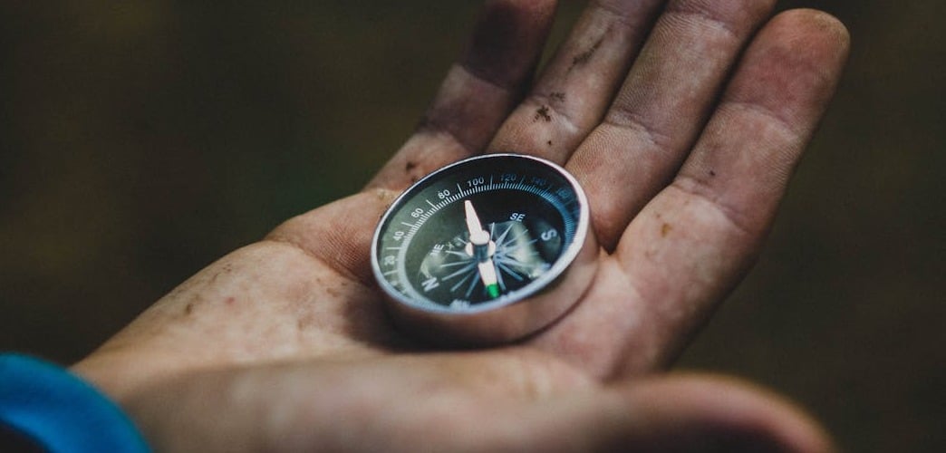 entreprise à mission : boussole dans une main